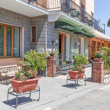 Hotel La Pergoletta SantʼAgata sui Due Golfi Exterior foto