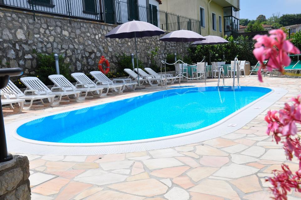 Hotel La Pergoletta SantʼAgata sui Due Golfi Exterior foto