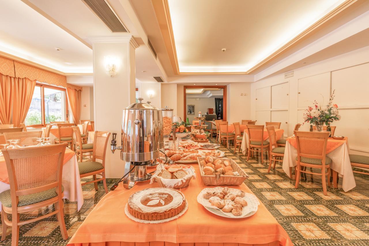 Hotel La Pergoletta SantʼAgata sui Due Golfi Exterior foto