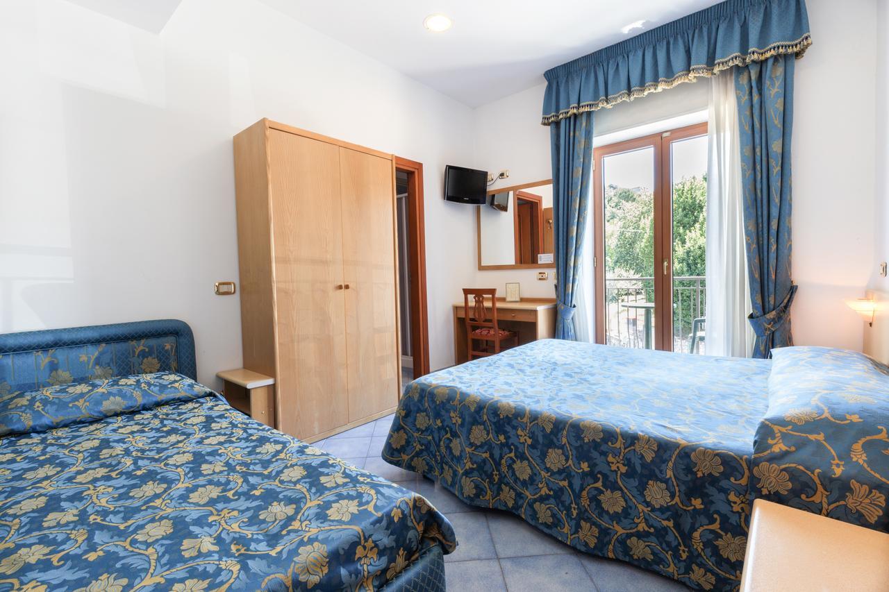 Hotel La Pergoletta SantʼAgata sui Due Golfi Exterior foto