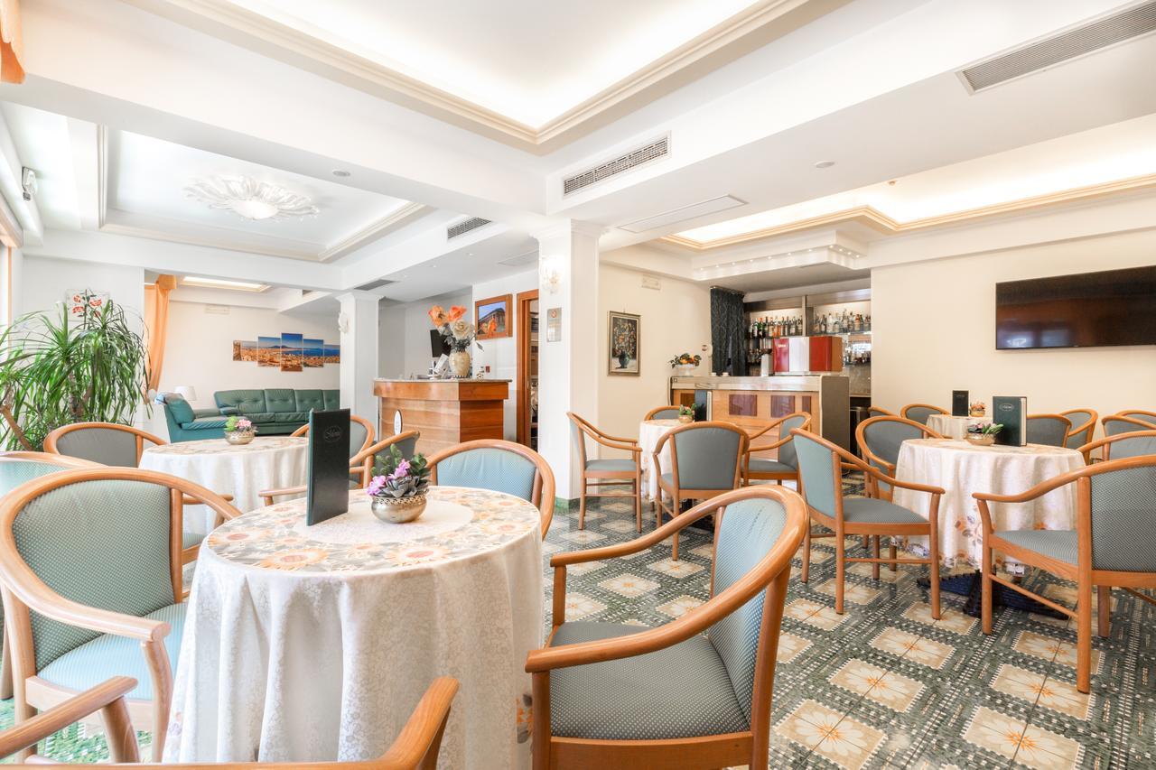 Hotel La Pergoletta SantʼAgata sui Due Golfi Exterior foto