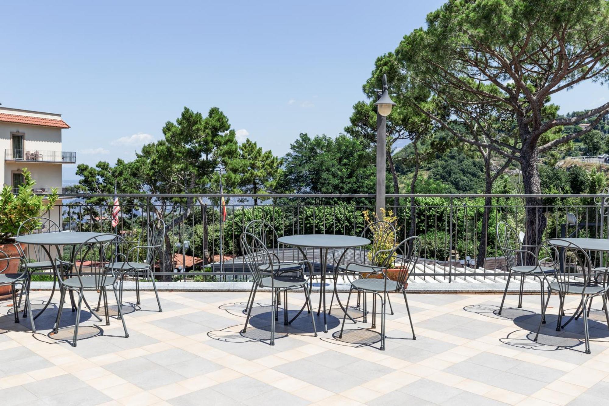 Hotel La Pergoletta SantʼAgata sui Due Golfi Exterior foto