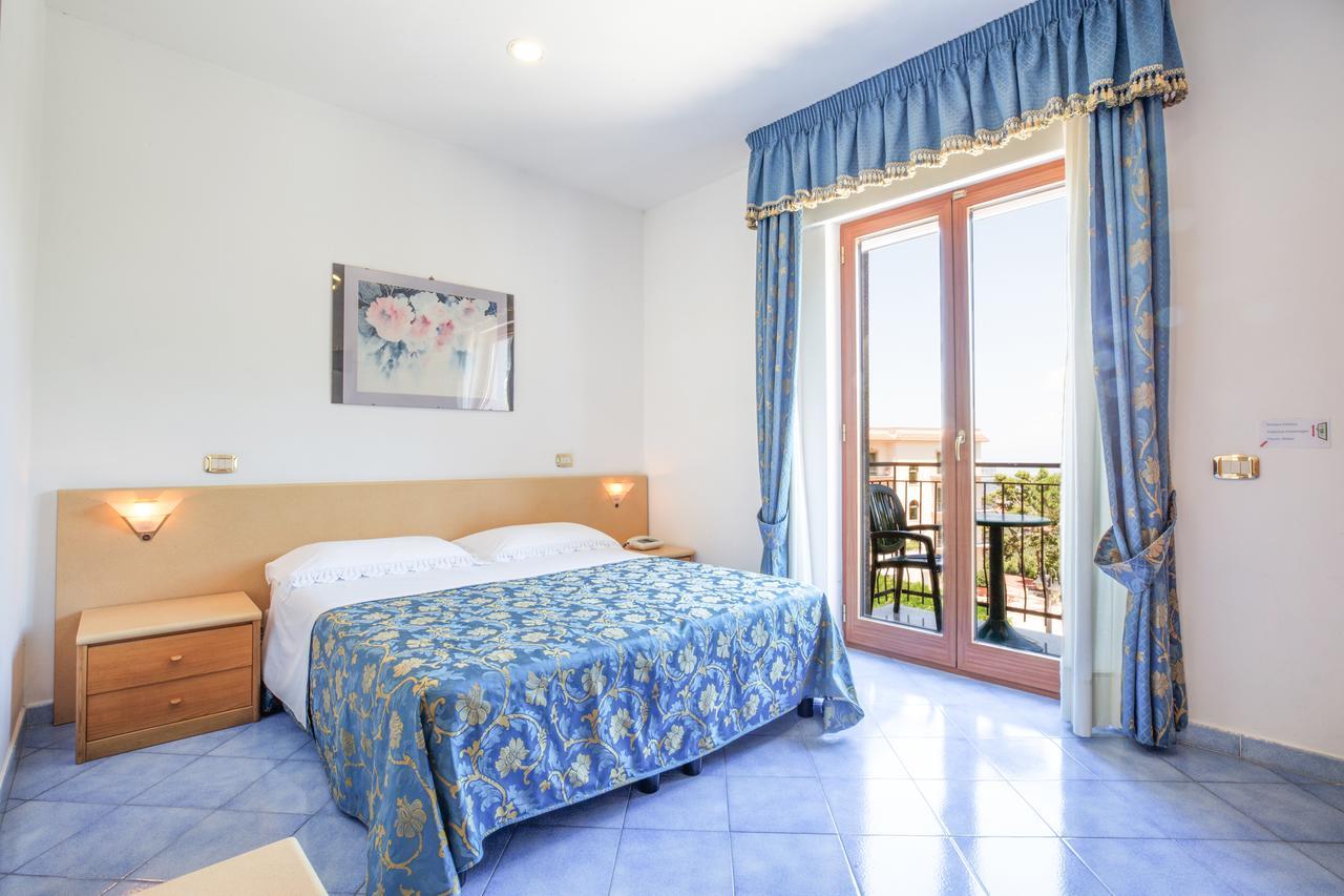 Hotel La Pergoletta SantʼAgata sui Due Golfi Exterior foto