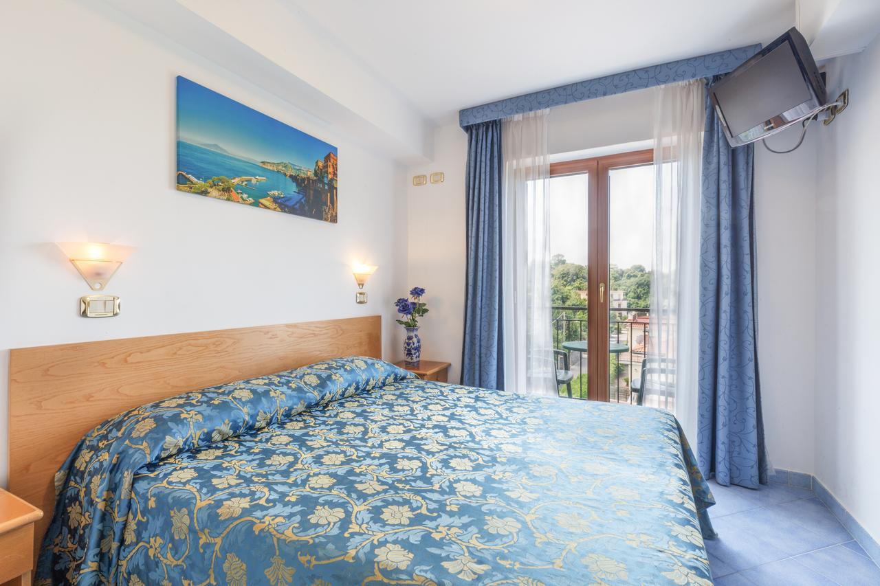 Hotel La Pergoletta SantʼAgata sui Due Golfi Exterior foto