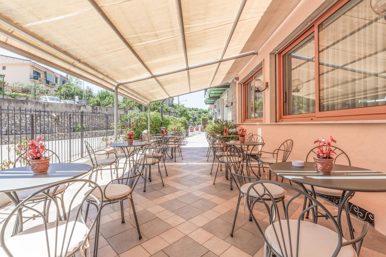 Hotel La Pergoletta SantʼAgata sui Due Golfi Exterior foto