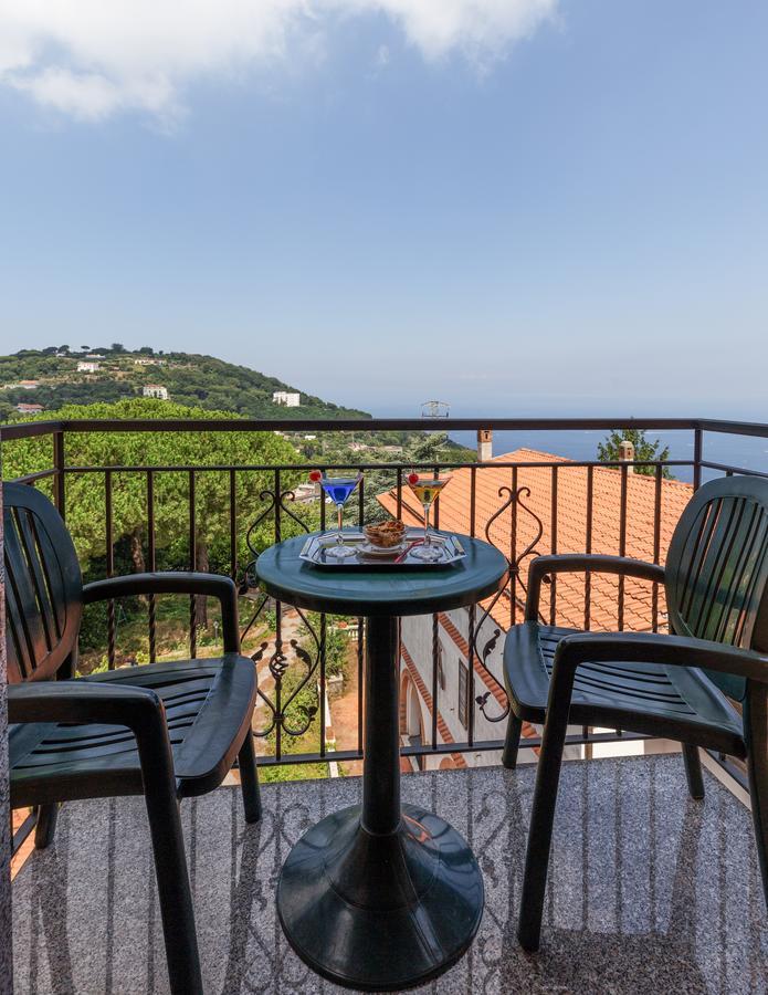 Hotel La Pergoletta SantʼAgata sui Due Golfi Exterior foto