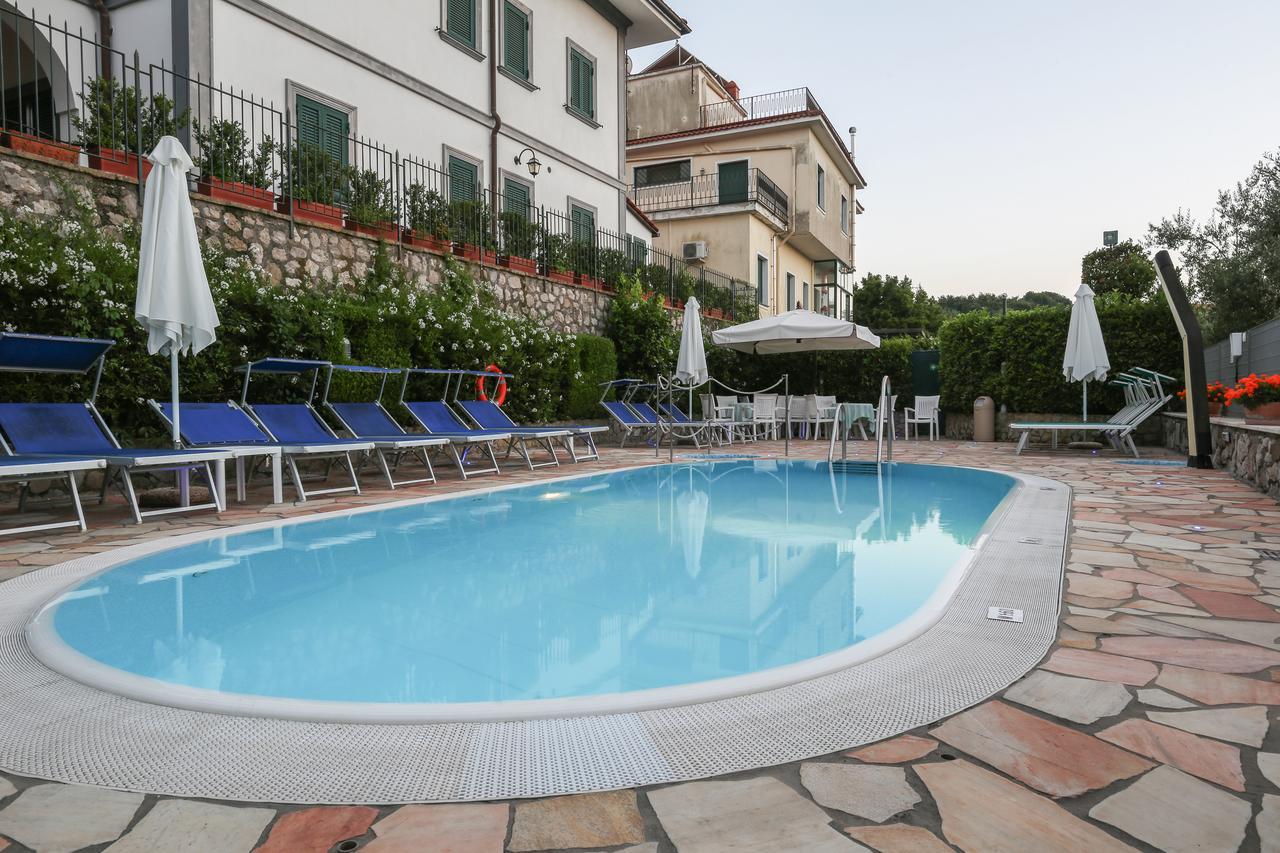 Hotel La Pergoletta SantʼAgata sui Due Golfi Exterior foto